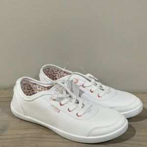 NWT! Women’s Skechers Bobs White Canvas Sneakers Size 7 1/2